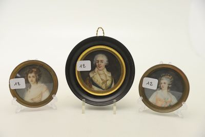 trois portraits miniatures représentant des femmes et un homme, dans un cadre noir
