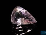 gros plan d'un diamant rose sur une surface noire