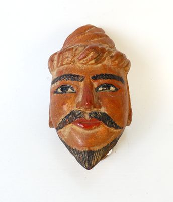 Tête d'homme oriental barbu en bois sculpté polychrome.
