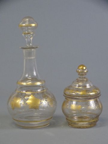 Bonbonnière et carafe en cristal décor peint or de pampres de vig...