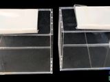 deux boîtes en acrylique transparent surmontées d'un carré blanc