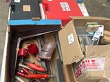 une caisse remplie d'outils posée sur une table dans un entrepôt
