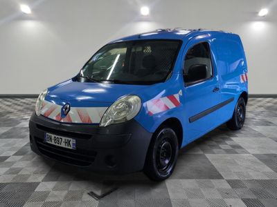 la photo d'une camionnette bleue garée dans un garage