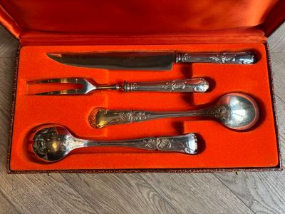 Quatre couverts de service de style rocaille en métal argent…