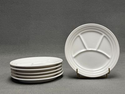 Suite de six assiettes à fondue en faience de Saint Clément.