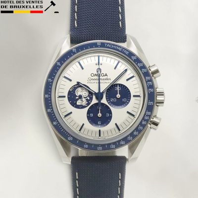 un gros plan d'une montre avec un bracelet bleu sur fond blanc