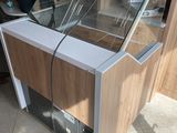 une machine à glaces réfrigérée dans une cuisine