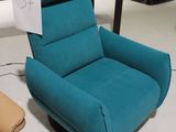 un fauteuil inclinable bleu et un fauteuil inclinable marron