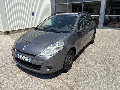 La voiture est garée devant un immeuble, sur un parking.