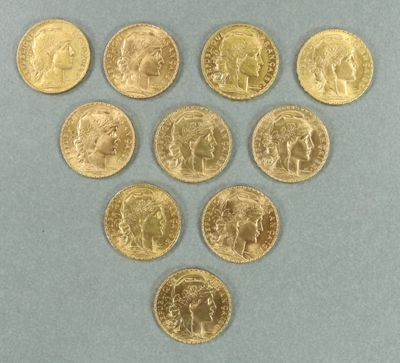 un gros plan sur un tas de pièces d'or posées sur une surface bleue