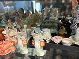 une vitrine en verre dans laquelle sont exposés de nombreux types de vases différents