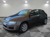 la voiture est garée sur le sol en damier du garage