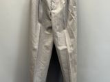 un pantalon suspendu à un cintre contre un mur