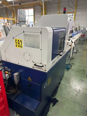 une machine qui se trouve à l'intérieur d'un bâtiment