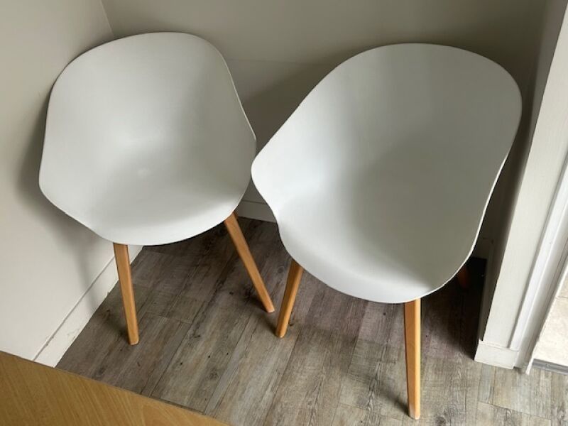 Une paire de fauteuils monocoques en PVC blanc à piètement b…