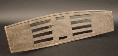 une photo représentant un peigne en bois posé sur une table