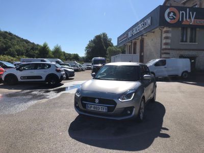 une voiture garée devant un immeuble devant lequel sont garées d'autres voitures