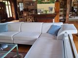 un salon avec un canapé blanc et une table basse en verre