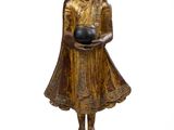 statue en bronze représentant une femme tenant une balle, posée sur un socle noir