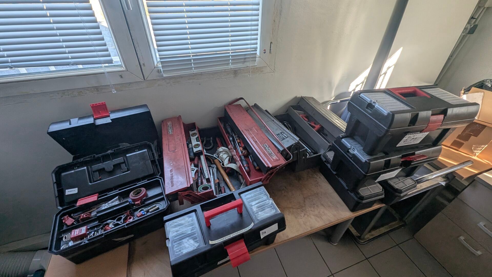 Dans le bureau du fond :