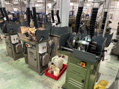de nombreuses machines regroupées dans une même pièce