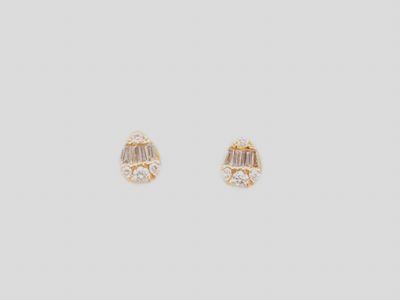 une paire de boucles d'oreilles en diamant sur fond blanc