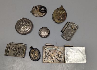 beaucoup d'objets en argent posés sur une table