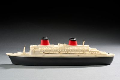 une petite maquette de bateau posée sur une table