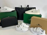 Plusieurs paires de chaussures et un sac à main sont posés sur une table