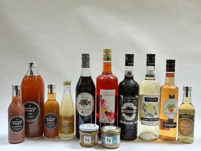 de nombreux types de bouteilles d'alcool sur la table