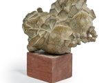 sculpture représentant un coquillage sur un socle en bois, sur fond blanc