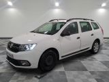 la camionnette blanche est garée dans une grande pièce au sol en damier