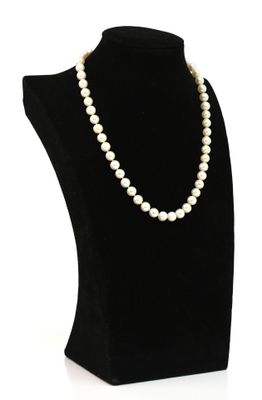 un collier de perles blanches sur un mannequin noir