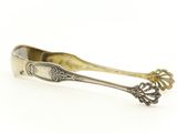 cuillère en argent ornée d'une fleur, posée sur un fond blanc