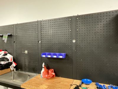une photo d'un établi dans un garage avec des outils dessus