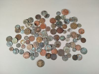 une pile de vieilles pièces de monnaie sur une surface blanche