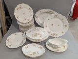 beaucoup d'assiettes et de tasses sur la table
