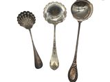 trois cuillères en argent et une cuillère ornée d'une fleur