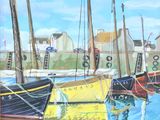 de nombreux bateaux amarrés dans l'eau près du rivage