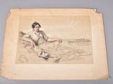 une vieille photo d'une femme en robe, assise sur une plage