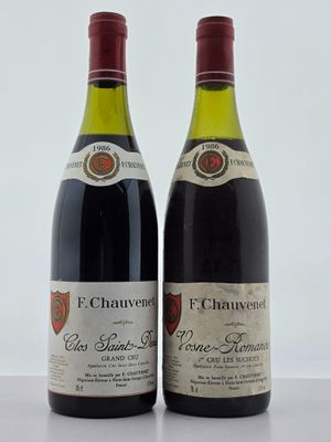 deux bouteilles de vin posées l'une à côté de l'autre sur une table