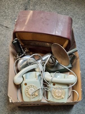 une boîte contenant tout un tas de vieux téléphones