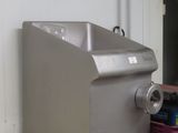 une machine posée sur un comptoir