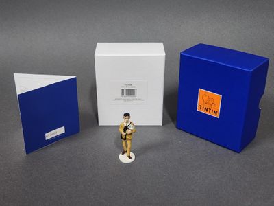 Des figurines de « Star Wars : Le Réveil de la Force » sont posées devant une boîte bleue