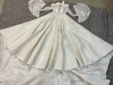 une photo d'une robe de mariée en papier