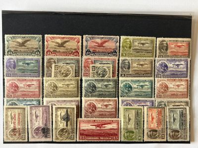 une collection de timbres provenant de différents pays, exposée dans un cadre noir