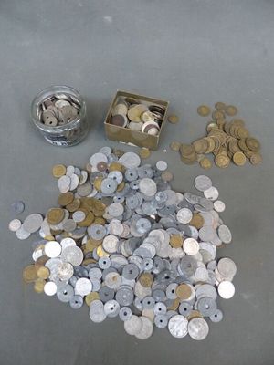 un lot de pièces de monnaie posées sur une table