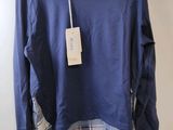 un gros plan d'une chemise suspendue à un cintre accroché au mur