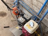 une machine posée sur le sol à côté d'un mur