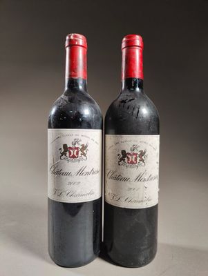 deux bouteilles de vin rouge posées l'une à côté de l'autre sur une table